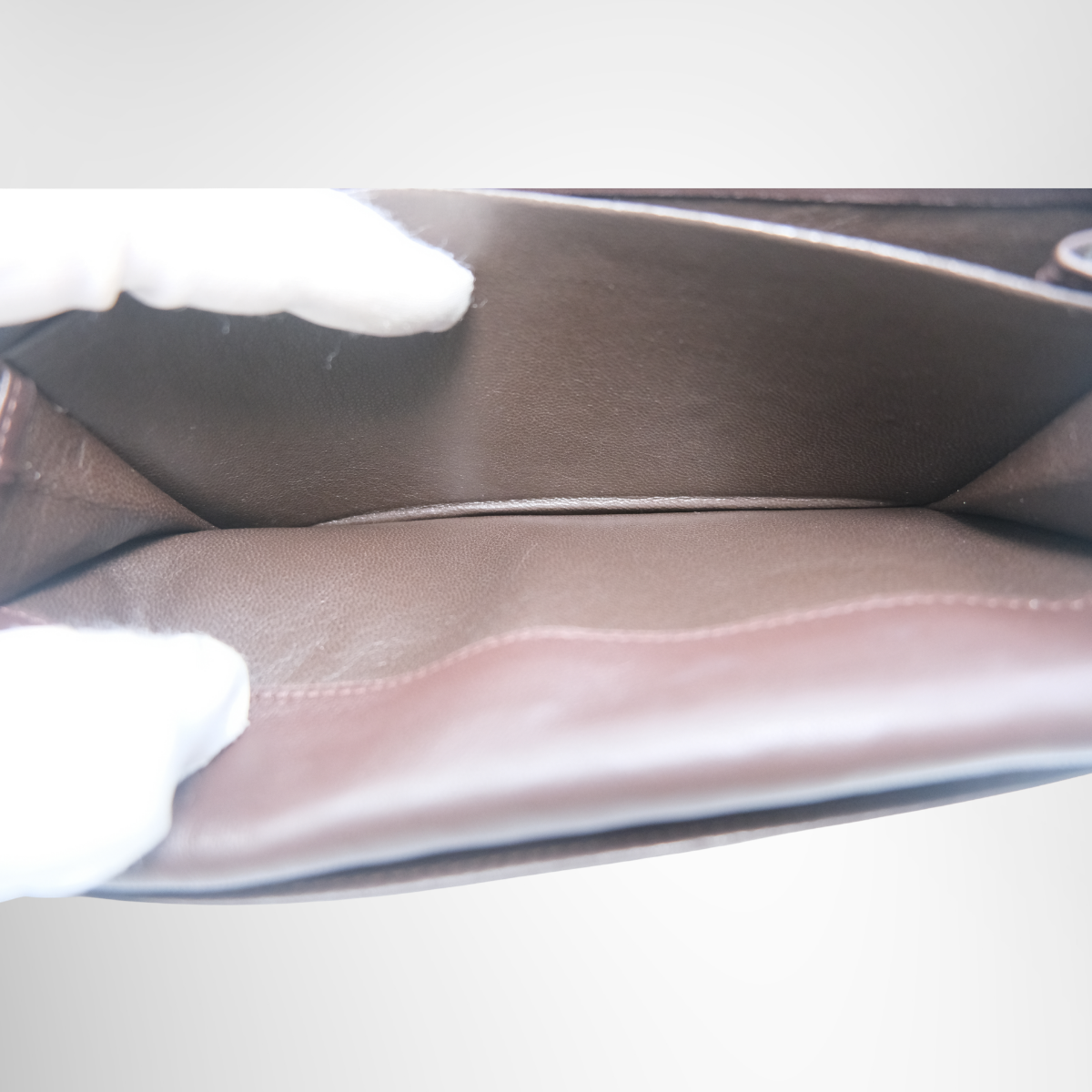 Bottega Veneta Intrecciato Large Flap Wallet – Pre-Owned Luxury Brand Wallet – Antonio & Co Interior VIew2