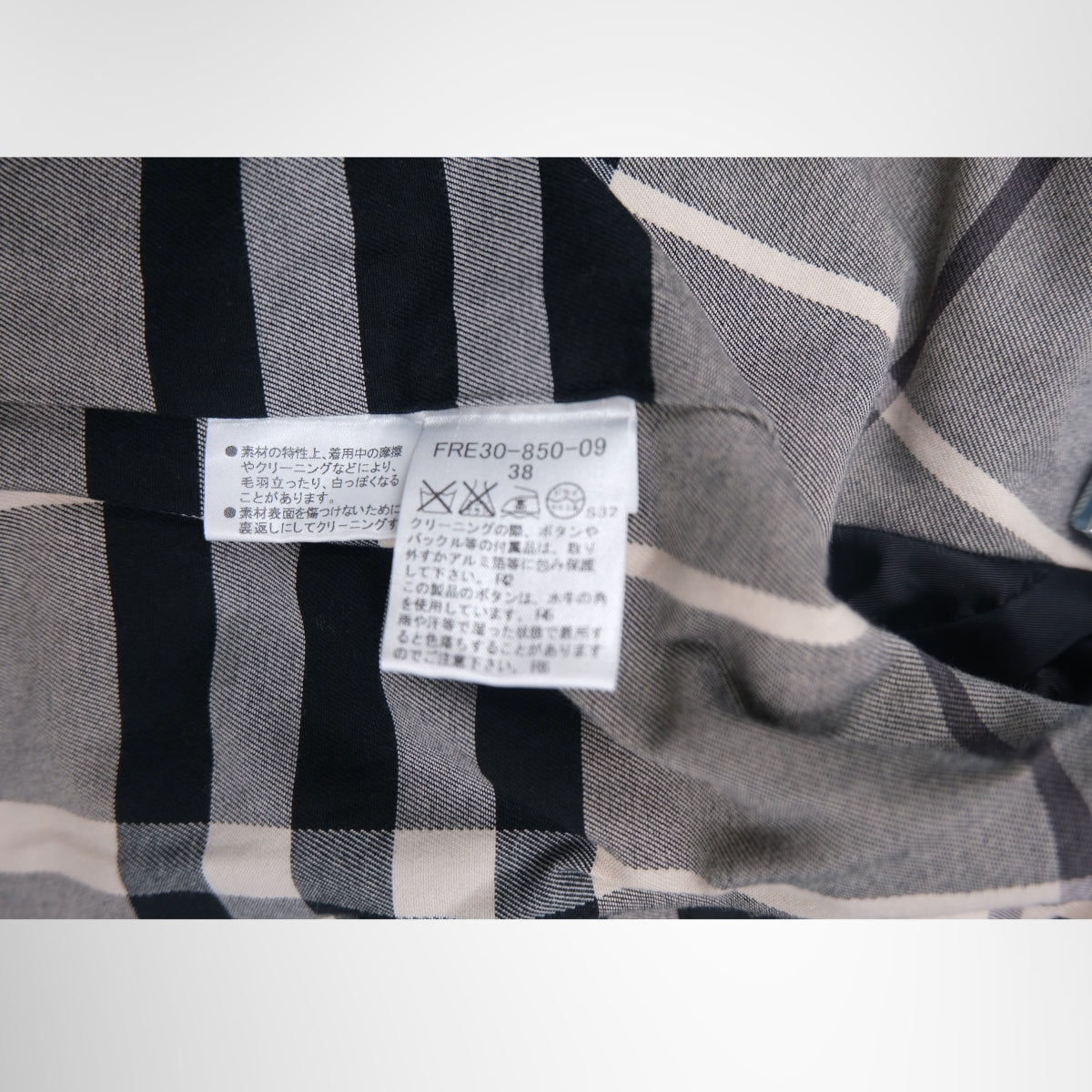 Burberry Short Kensington Heritage Trench Coat in Black – Pre-Owned Luxury Brand Apparel – Antonio & Co Tag 2