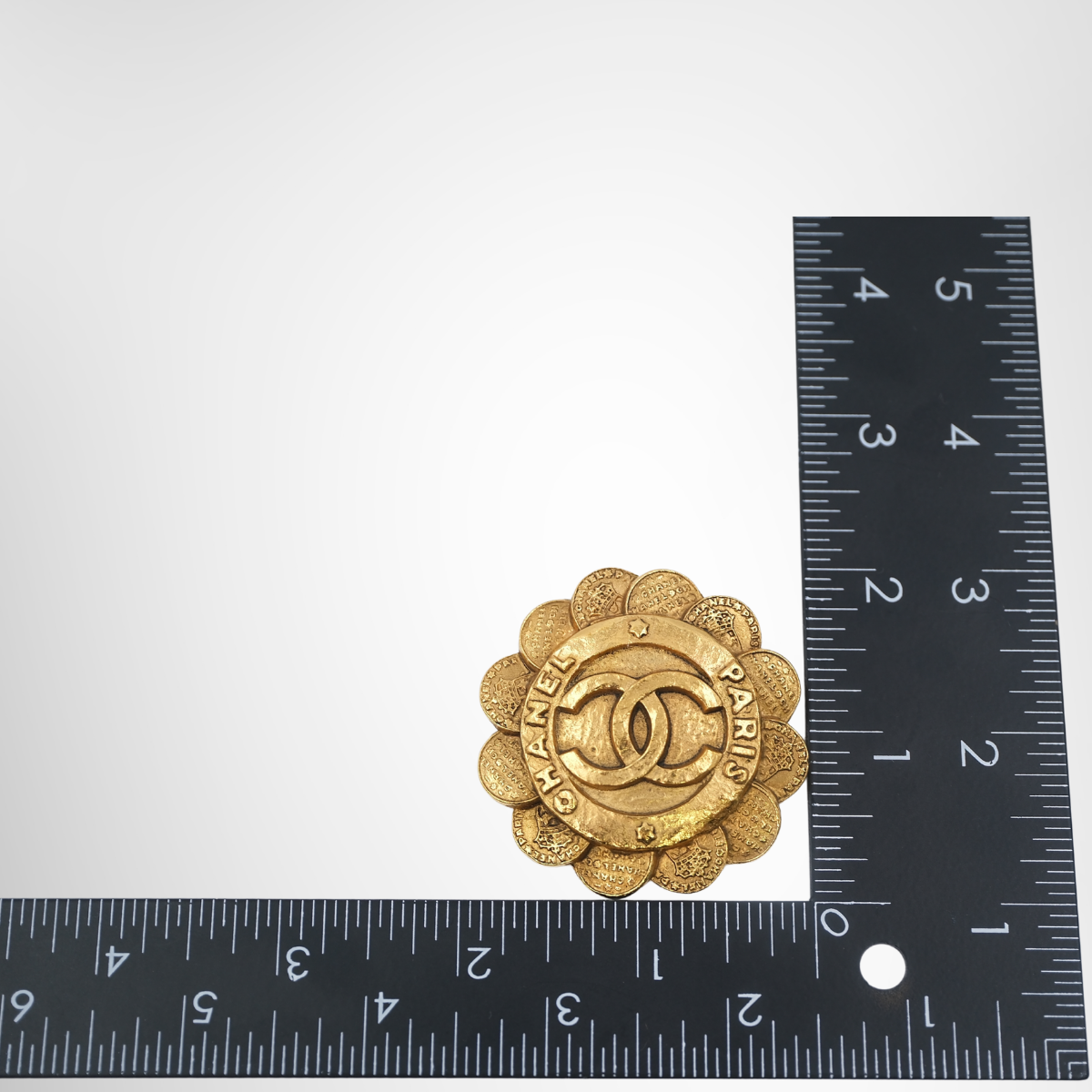 Chanel 1980-1990 CC Gold Plated Flower Coin Brooch – Pre-Owned Luxury Accessories – Antonio & Co Measurement View