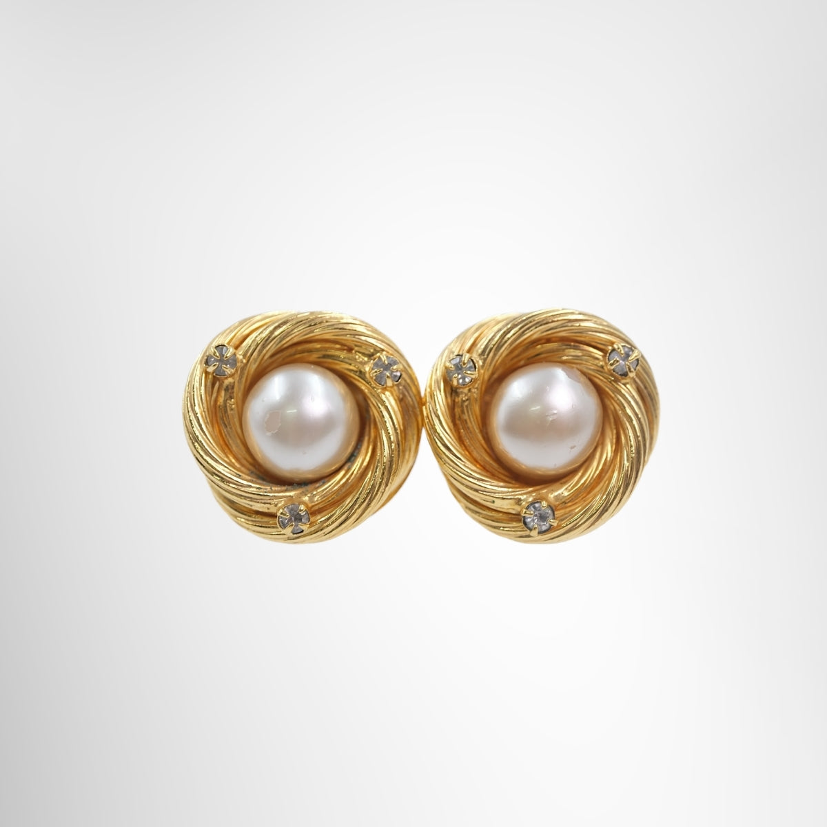 Chanel-Pre-Owned-Luxury-Brand-Vintage-Faux-Pearl-and-Crystal-Twisted-Rope-Knot-Earclips-FrontPage