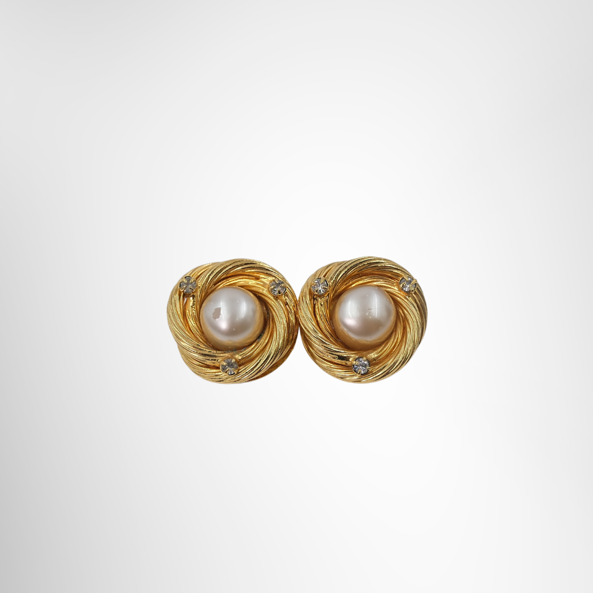 Chanel Vintage Faux Pearl and Crystal Twisted Rope Knot Earclips – Pre-Owned Luxury Accessories – Antonio & Co Front Page
