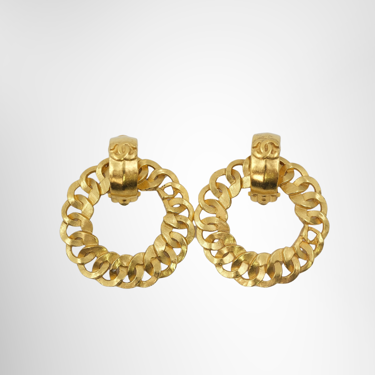 Chanel Vintage Gold-Plated CC Knocker Earrings – Pre-Owned Luxury Accessories – Antonio & Co Front Page