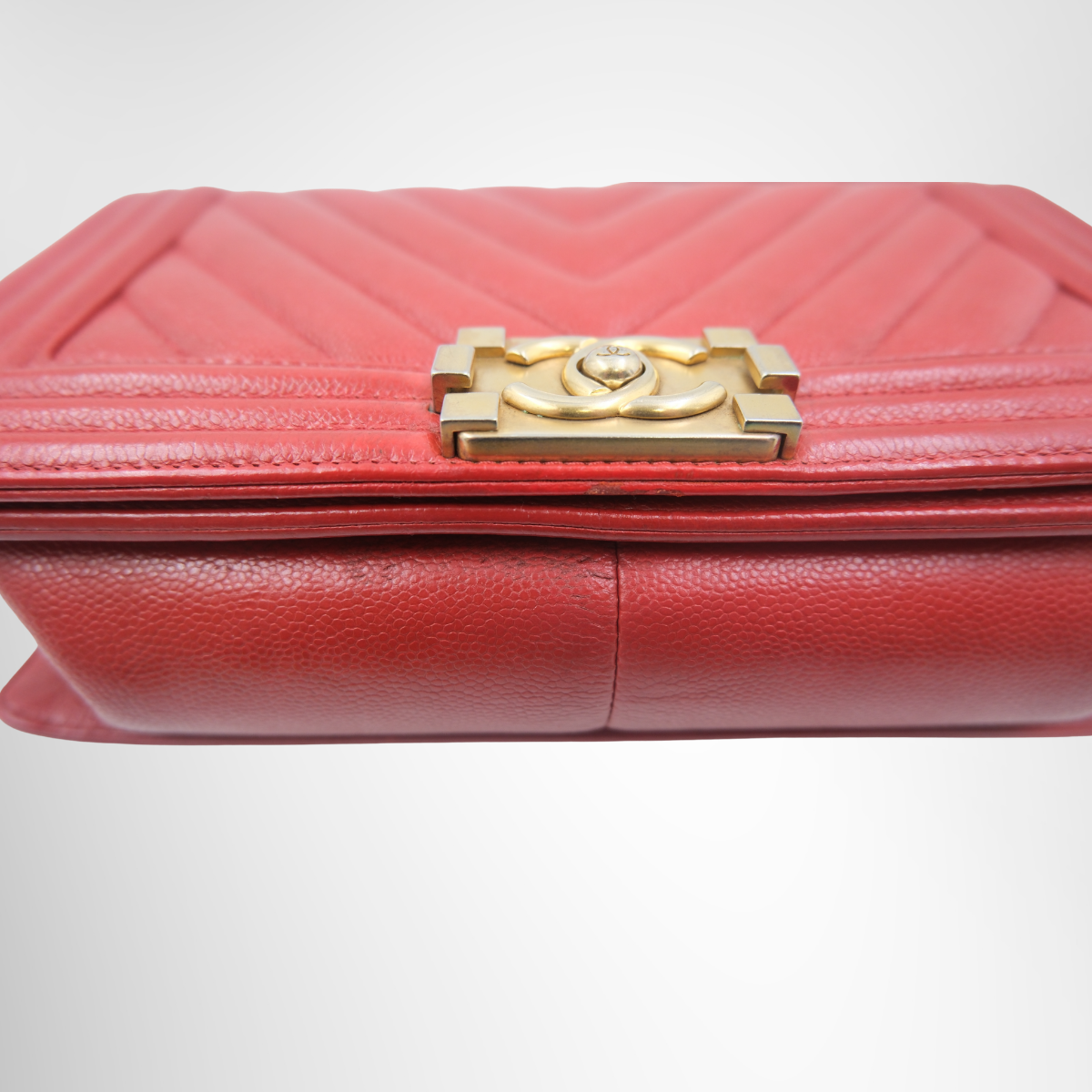 Chanel Chevron Boy Flap Bag – Pre-Owned Luxury Brand Bags – Antonio & Co Crack/peeling
