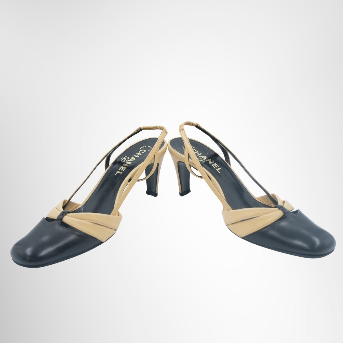 Chanel Vintage Two-Tone Bow Slingback Heels – Pre-Owned Luxury Brand Shoes – Antonio & Co Front Wide View 