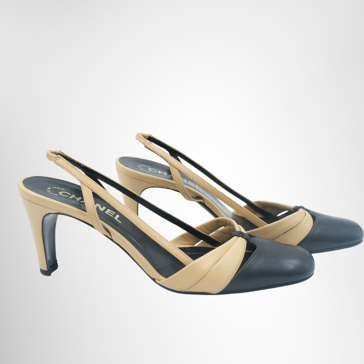 Chanel Vintage Two-Tone Bow Slingback Heels – Pre-Owned Luxury Brand Shoes – Antonio & Co Side View 