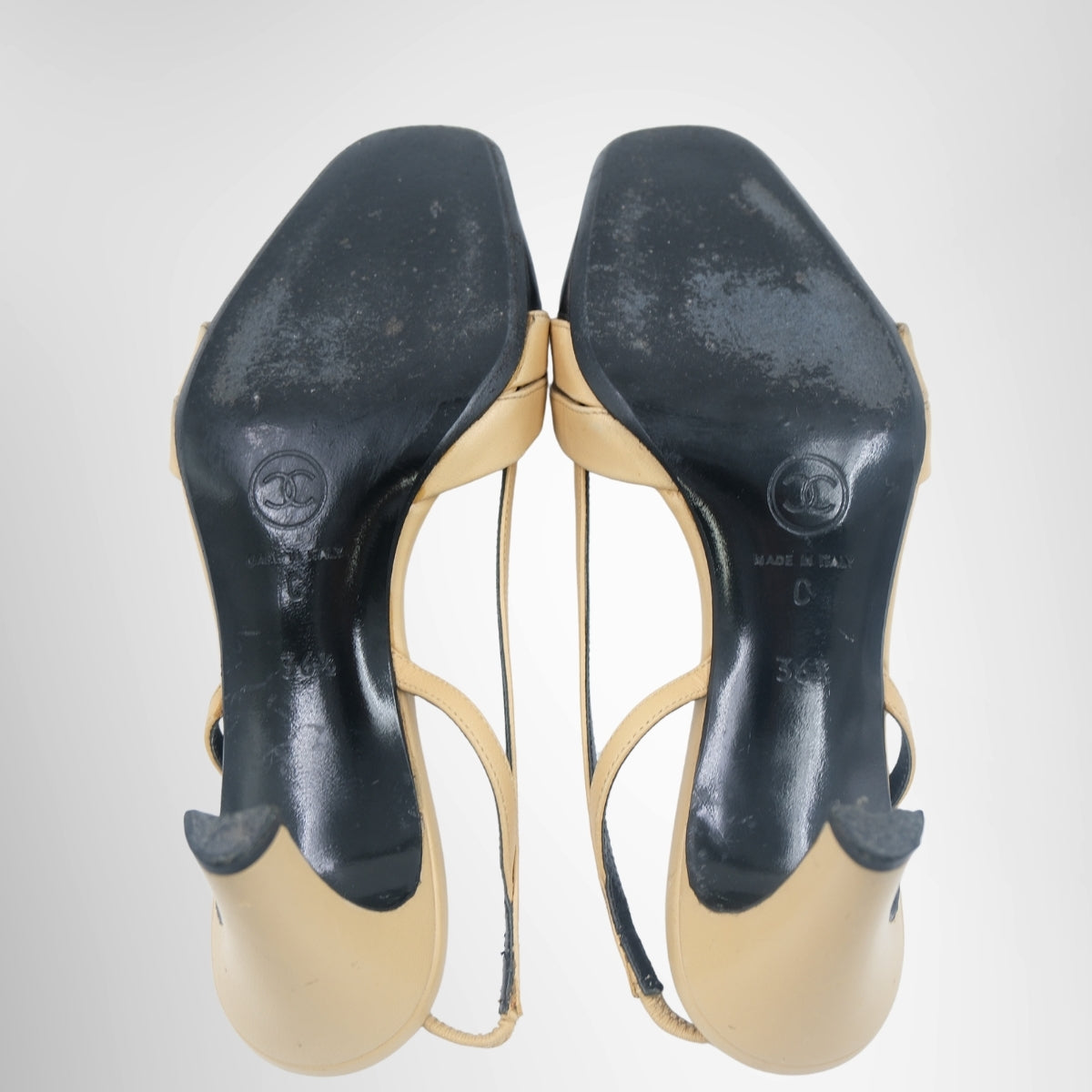 Chanel Vintage Two-Tone Bow Slingback Heels – Pre-Owned Luxury Brand Shoes – Antonio & Co Soles View 