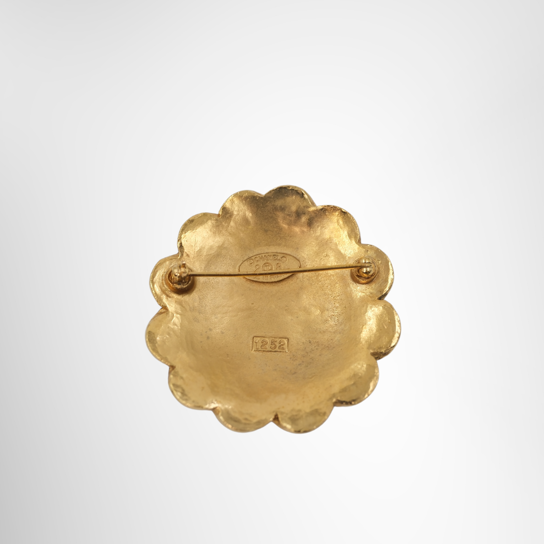 Chanel 1980-1990 CC Gold Plated Flower Coin Brooch – Pre-Owned Luxury Accessories – Antonio & Co Front Page