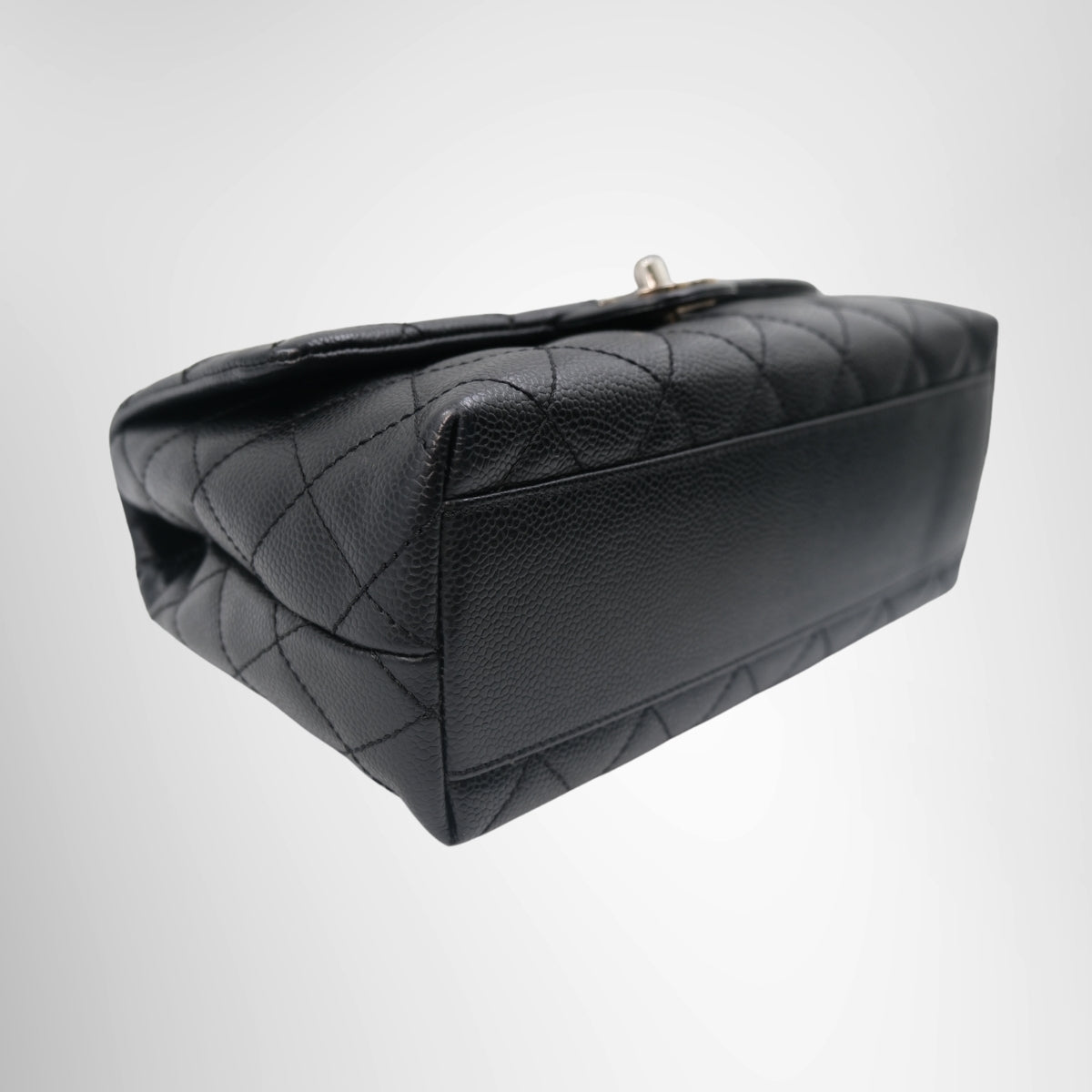Top Handle Flap Bag – Pre-Owned Luxury Brand Bags – Antonio & Co Left Corner 