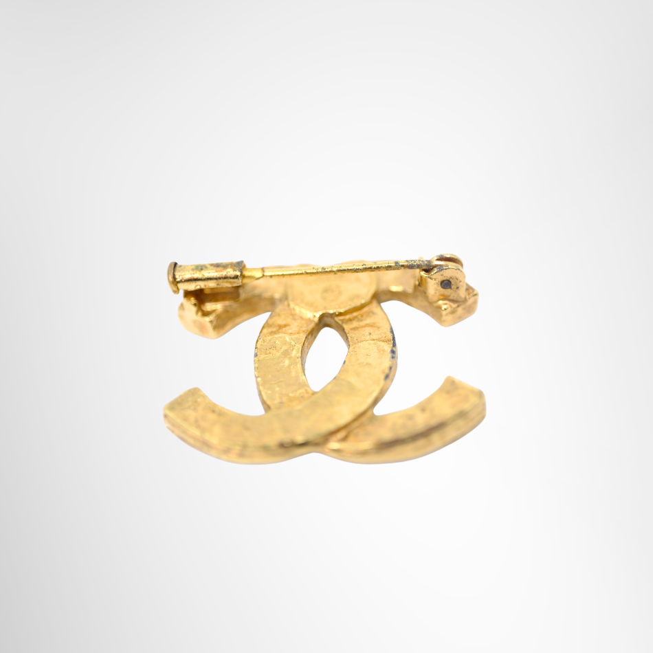 Chanel CC Logo Studded Clear Rhinestone Brooch – Pre-Owned Luxury Accessory – Antonio & Co –CLose up