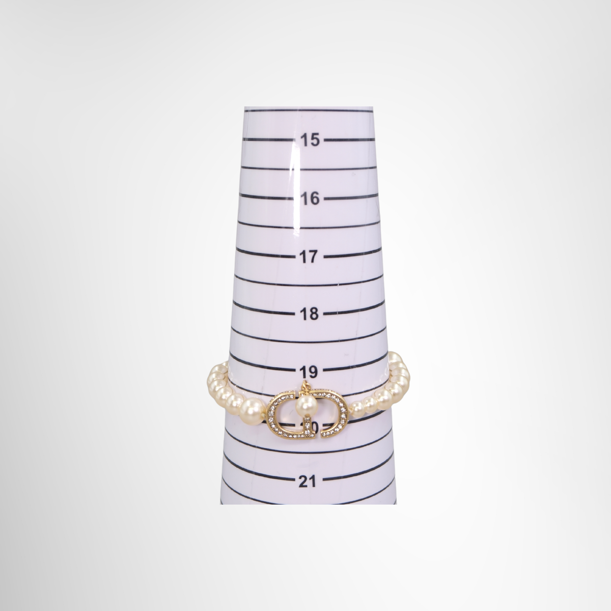 30 Montaigne Bracelet in White Resin Pearls