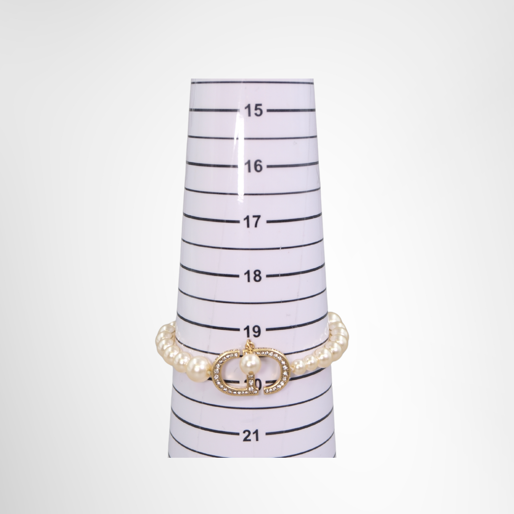 30 Montaigne Bracelet in White Resin Pearls