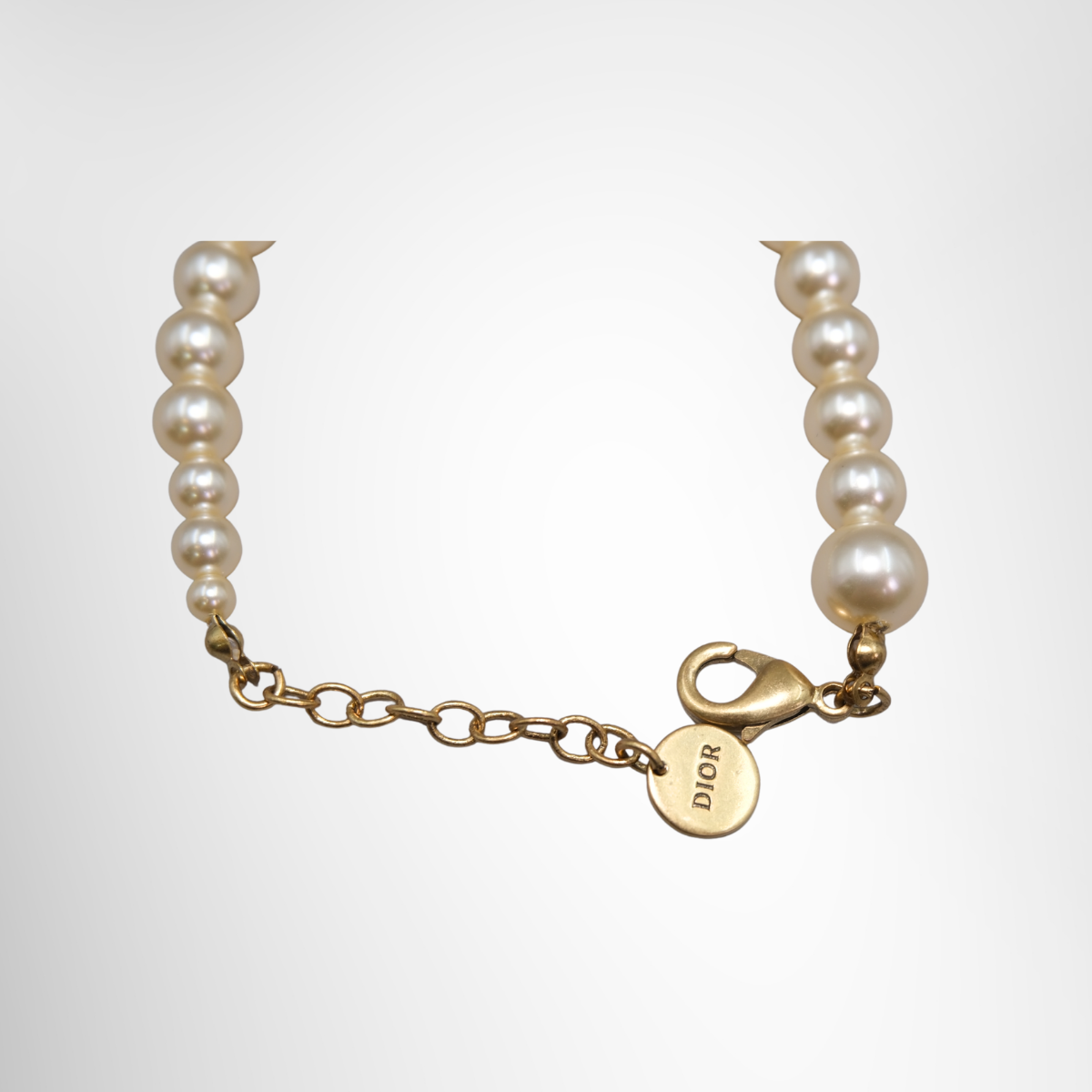 30 Montaigne Bracelet in White Resin Pearls