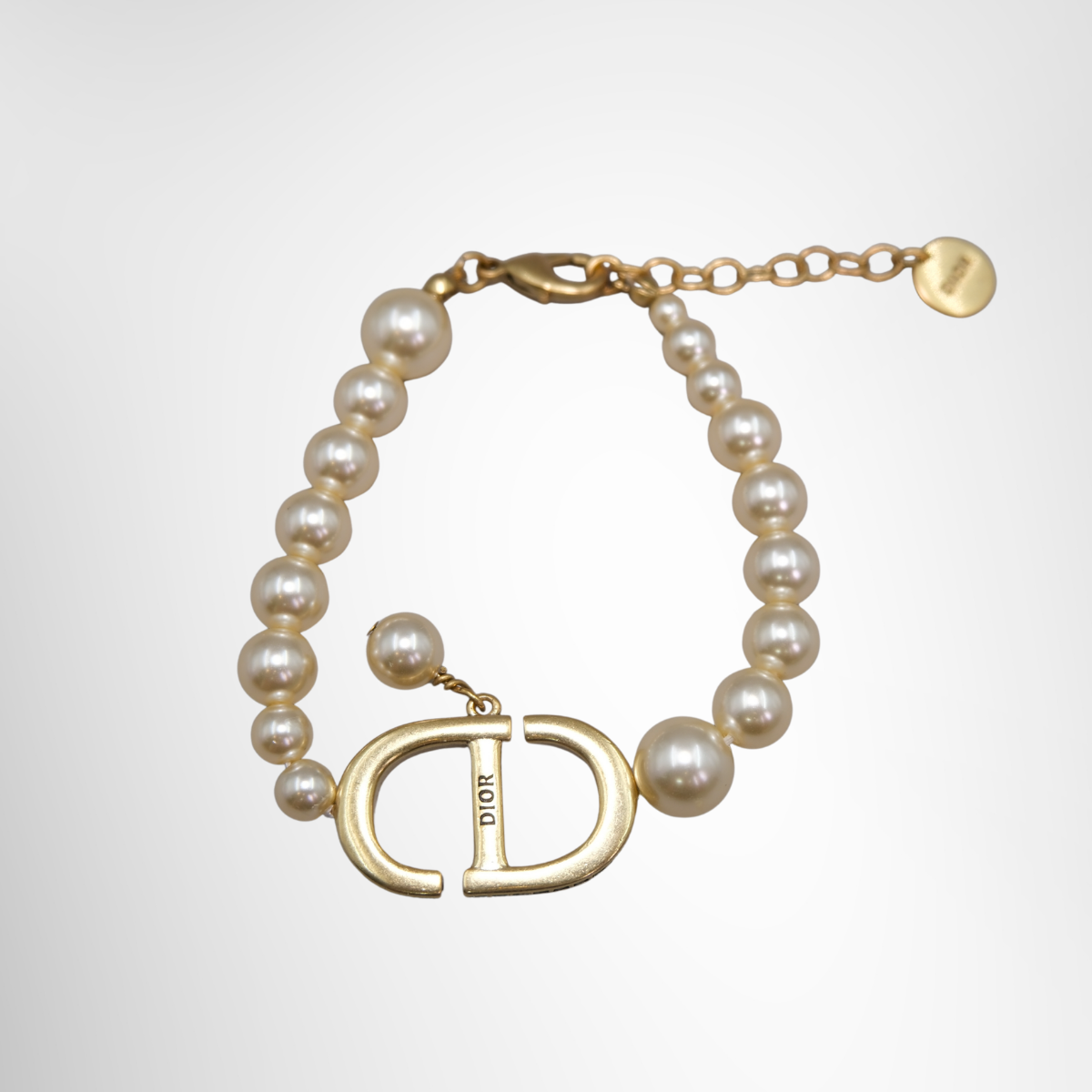 30 Montaigne Bracelet in White Resin Pearls
