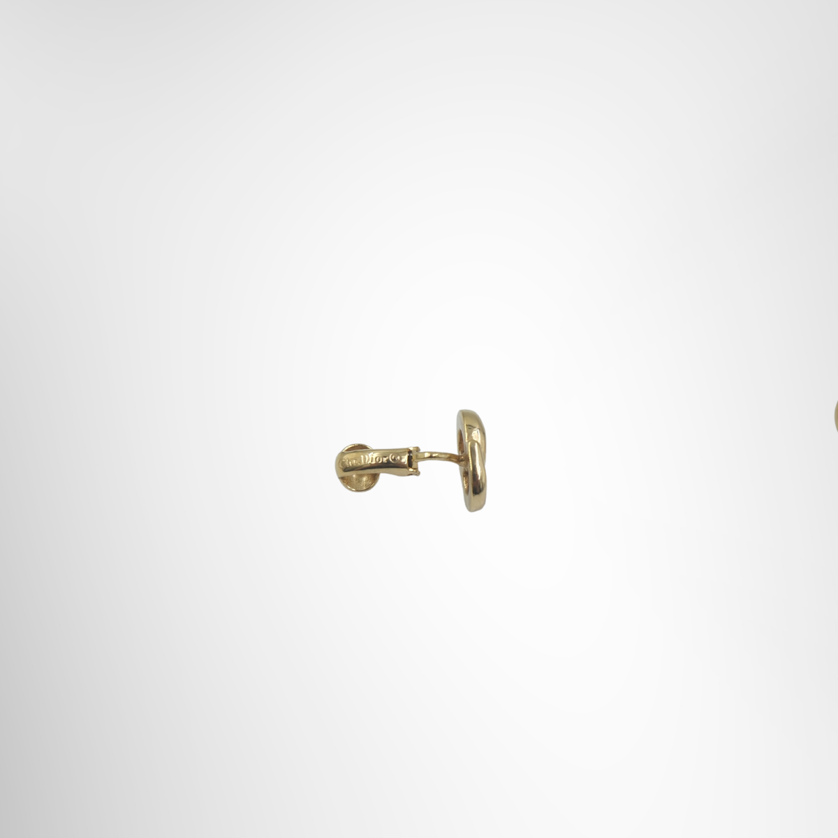 Christian Dior Vintage Gold Plated Intertwined CD Logo Earrings – Pre-Owned Luxury Accessories – Antonio & Co Interior View