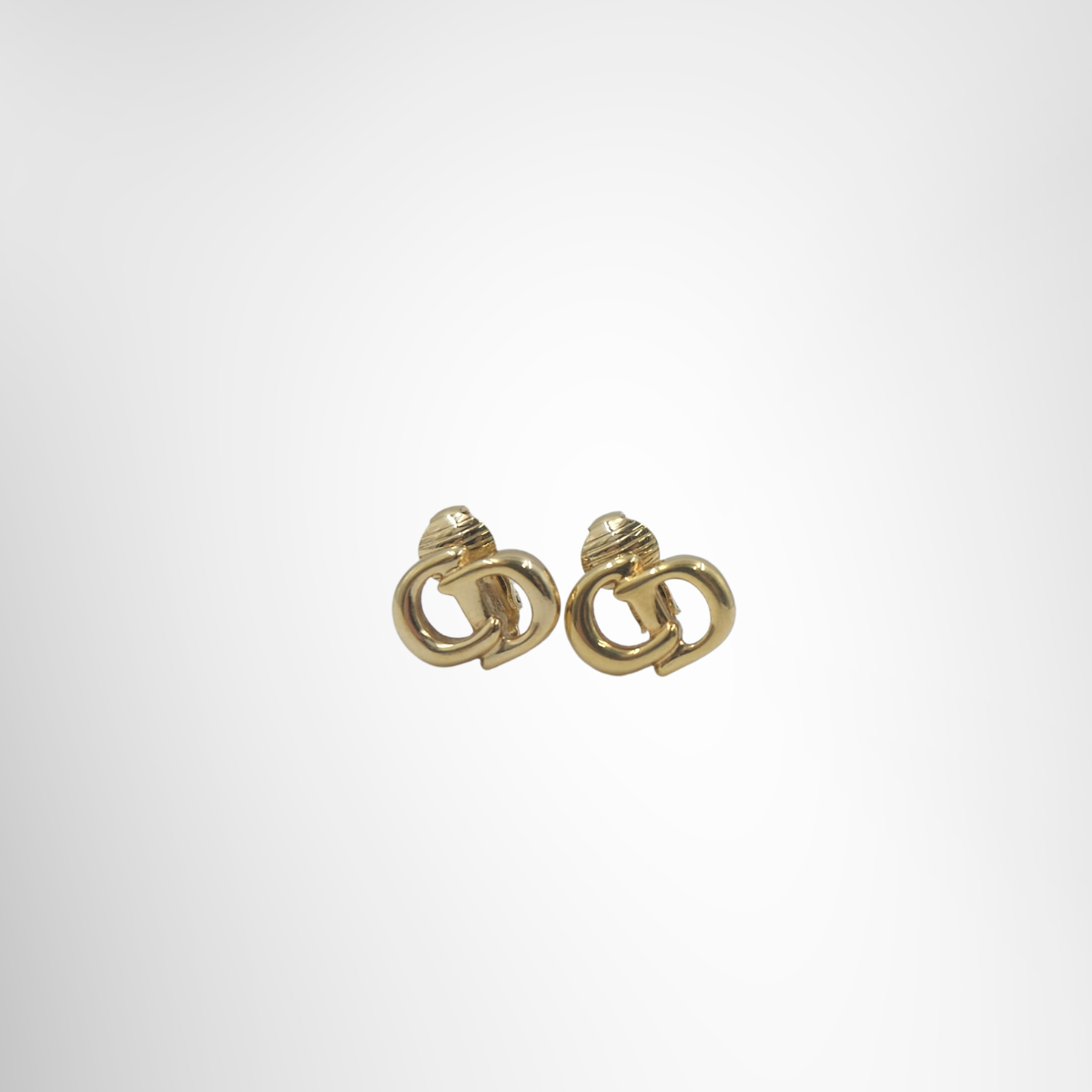 Christian Dior Vintage Gold Plated Intertwined CD Logo Earrings – Pre-Owned Luxury Accessories – Antonio & Co Front Page
