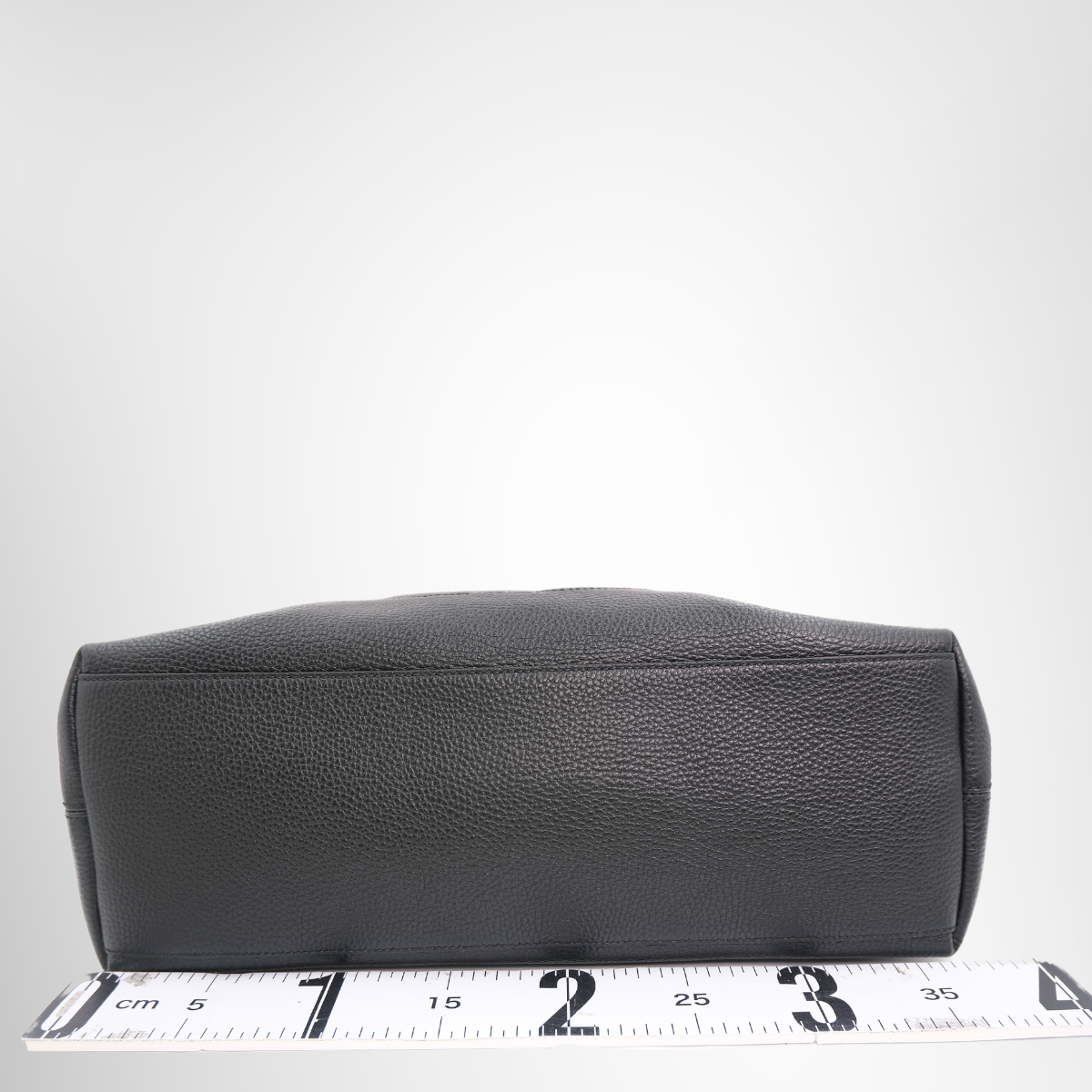 Gucci Soho Chain Handbag in Black – Pre-Owned Luxury Brand Bag – Antonio & Co - Bottom View