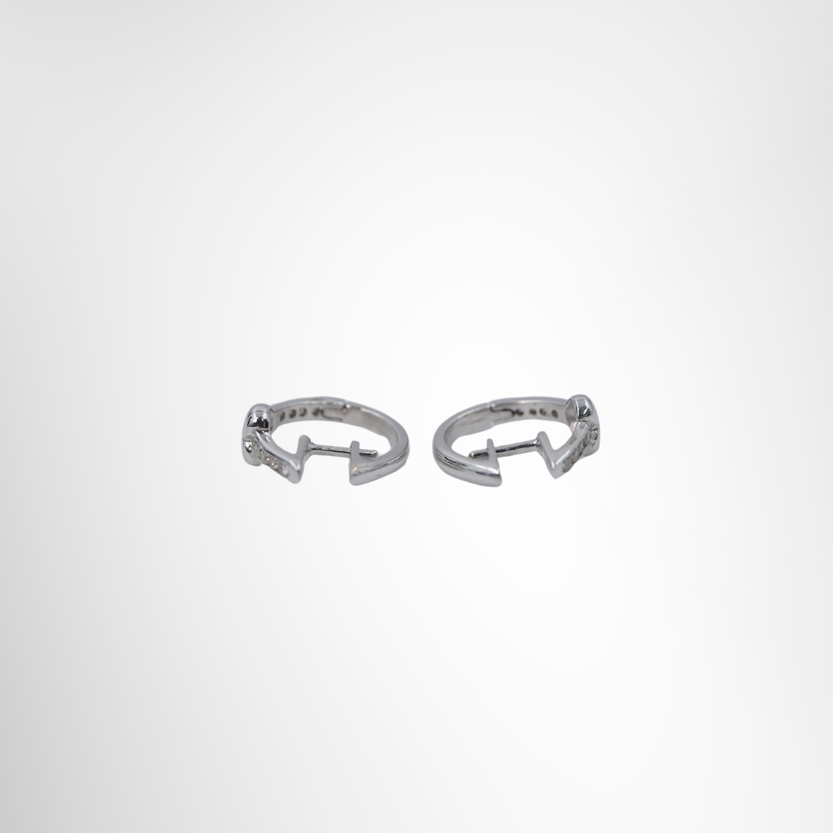 Heart Earring 14R WG 3.73g – Pre-Owned Luxury Brand Accessories – Antonio & Co - Back View