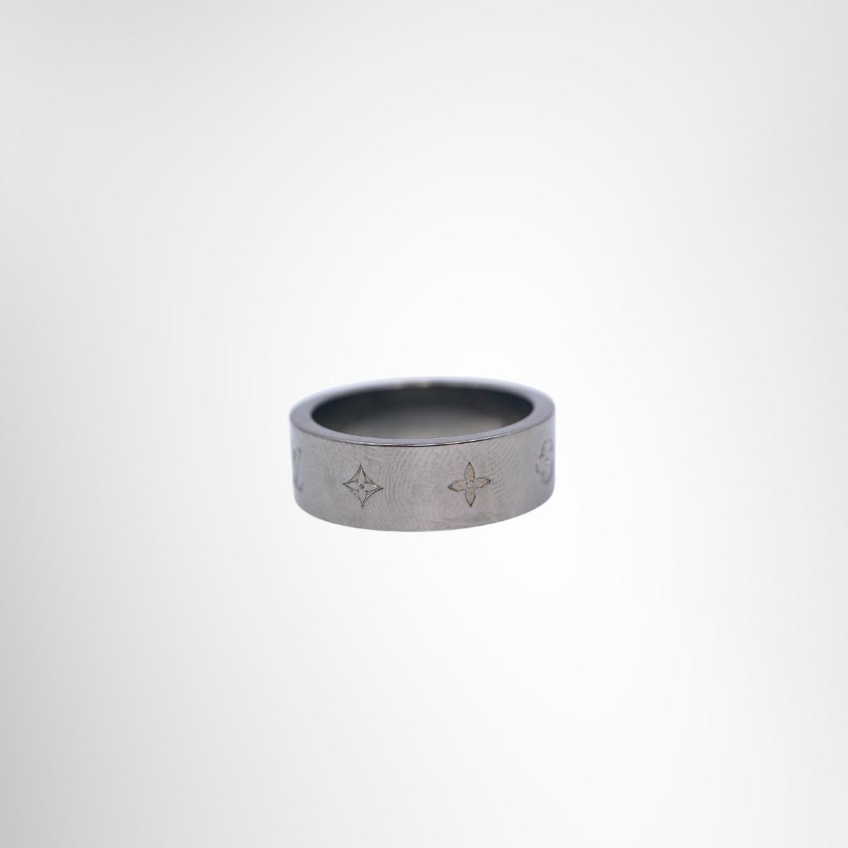Louis Vuitton Mosaic Thin Ring – Pre-Owned Luxury Brand Accessories – Antonio & Co – Exterior View