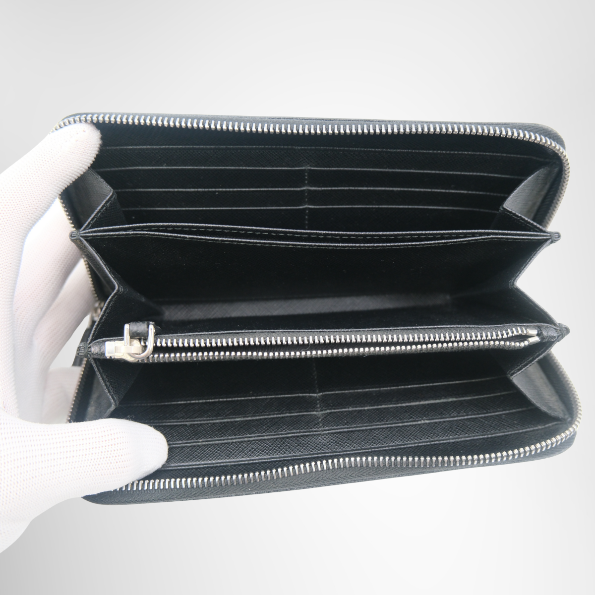 Prada Saffiano Leather Wallet – Pre-Owned Luxury Brand Wallet – Antonio & Co Interior View