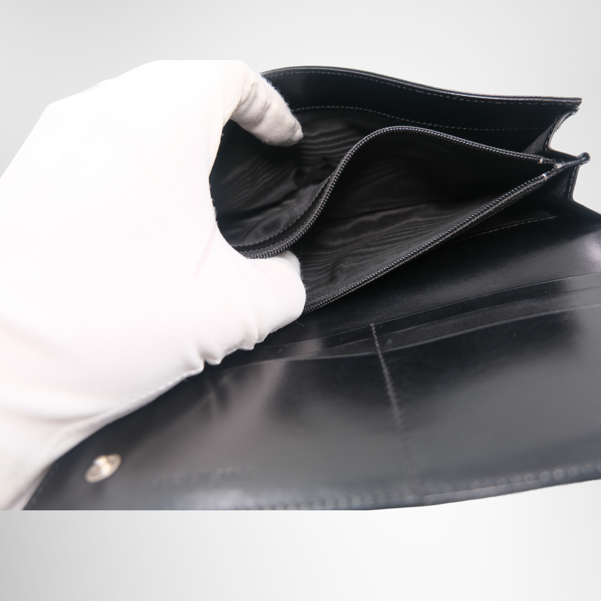 Prada Tessuto Continental Wallet – Pre-Owned Luxury Brand Wallet – Antonio & Co  Interior View 
